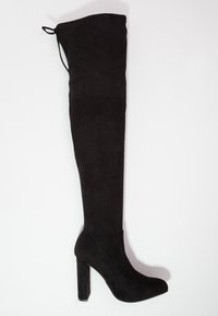 Schwarze Overknee-Stiefel aus Wildleder mit einem hohen Blockabsatz, abgerundeter Zehenform und einer glatten, strukturierten Oberfläche, die oben mit einer Schnürung versehen sind.