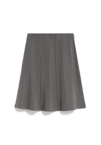 Grå A-linjekjol med vertikala sömmar, knä-lång och med en mjuk tygstruktur.