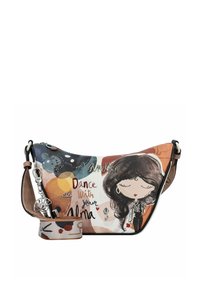 Mehrfarbige Handtasche mit einer verspielten Illustration, ausgestattet mit einem strukturierten Tragegurt, metallischen Akzenten und dem Satz "Tanze mit deiner Alma."