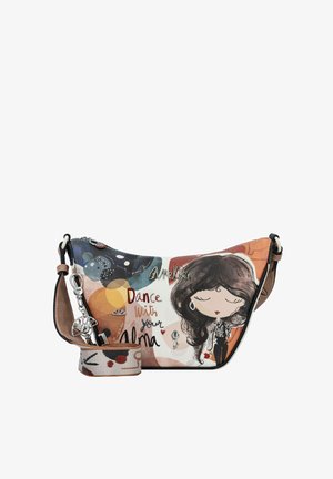 Sac à main multicolore avec une illustration fantaisiste, disposant d'une bandoulière texturée, d'accents métalliques, et de la phrase "Danse avec ton Alma."