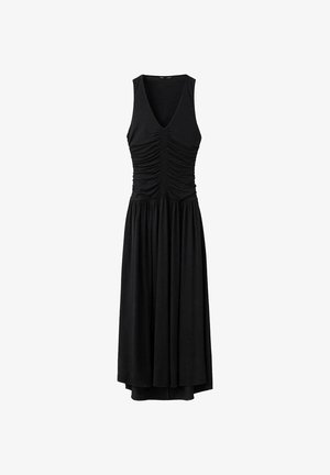 Robe midi noire sans manches avec un profond décolleté en V et un corsage froncé, jupe fluide et plissée, et un ourlet arrière légèrement plus long.