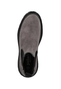 Zapato gris de ante tipo slip-on con paneles laterales elásticos y suela de goma negra. El interior presenta una plantilla acolchada con la marca.