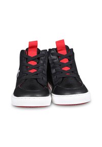 Baskets montantes noires avec des accents rouges, présentant un dessus en cuir lisse et en textile, un bout rond, une semelle en caoutchouc blanche et des lacets noirs.