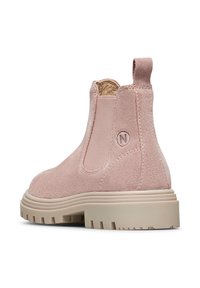 Stivaletto alla caviglia in suede rosa con linguetta, pannelli elastici laterali e suola in gomma beige chiaro dotata di profilo profondo per una buona trazione.