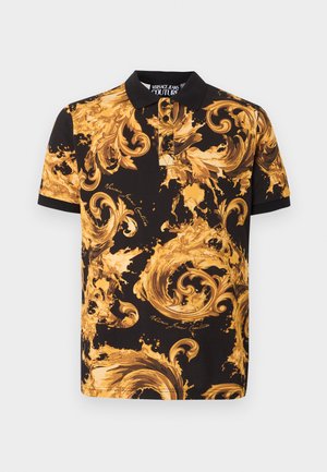 Crna polo majica s zlatnim baroknim vijugama i natpisom "Versace Jeans Couture", s trogumbim otvorom i kratkim rukavima.