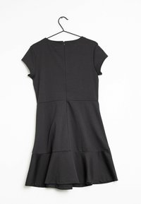 Robe noire à manches courtes avec un corsage ajusté et un ourlet évasé. Fabriquée en tissu lisse avec une fermeture éclair au dos et un design simple.