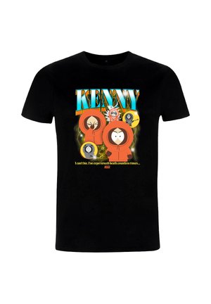T-shirt nera con scritta colorata "KENNY" e cinque personaggi dei cartoni animati con cappucci arancione e neri, con la citazione sulla morte ripetuta sotto.
