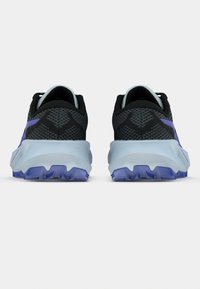 Μαύρα και μπλε αθλητικά παπούτσια με υφασμένο επάνω μέρος από πλέγμα, χοντρή γαλάζια μεσαία σόλα και μωβ εξωτερική σόλα με έντονα πέλματα για πρόσφυση.