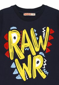 Marineblaues Baumwoll-T-Shirt mit einem auffälligen gelb-rot grafischen Text "RAWR" und verspielten Designelementen sowie blauen Akzenten.
