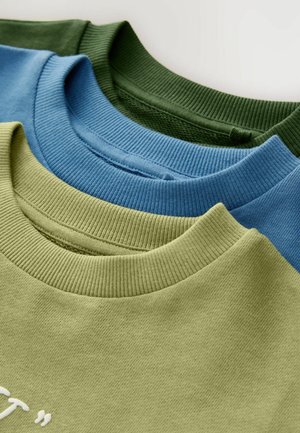 Drei Rundhals-Pullover in Olivgrün, Himmelblau und gedämpftem Grün. Gerippte Halsausschnitte aus weichem, strukturiertem Stoff. Keine Designmuster.