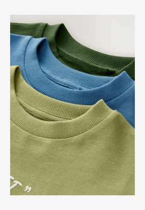Tre maglioni a collo giro in verde oliva, azzurro cielo e verde tenue. Collo a coste con tessuto morbido e strutturato. Nessun motivo di design.