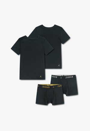 Divas melnas kokvilnas T-krekli un divas melnu šortu pāri ar kontrastējošām elastīgām jostas vietām; vienā jostas vietā ir uzraksts "JORDAN" zelta un baltā krāsā.