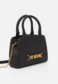 Mustikkamusta rakenteellinen käsilaukku, jossa on kaksi kahvaa, kultaketjuolkaintai ja kultainen "LOVE MOSCHINO" -logokyltti edessä.