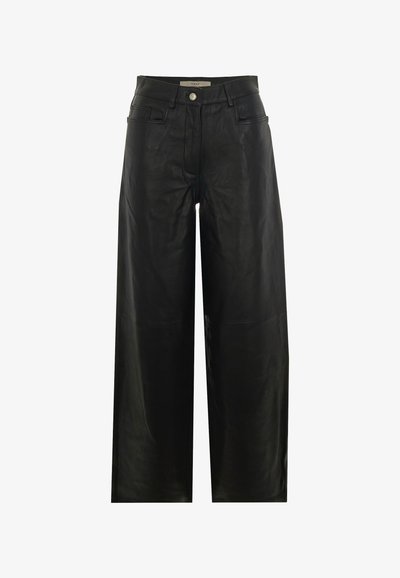 Črne usnjene hlače širokega kroja z visokim pasom, z zapenjanjem na gumb in zadrgo spredaj, z obročki za pas in stranskimi žepi.