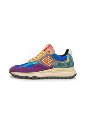 Bunt gemusterter Sneaker mit Velours- und Mesh-Oberflächen, lila und blauen Segmenten, orangefarbenem Logo und einer dicken, strukturierten Sohle.