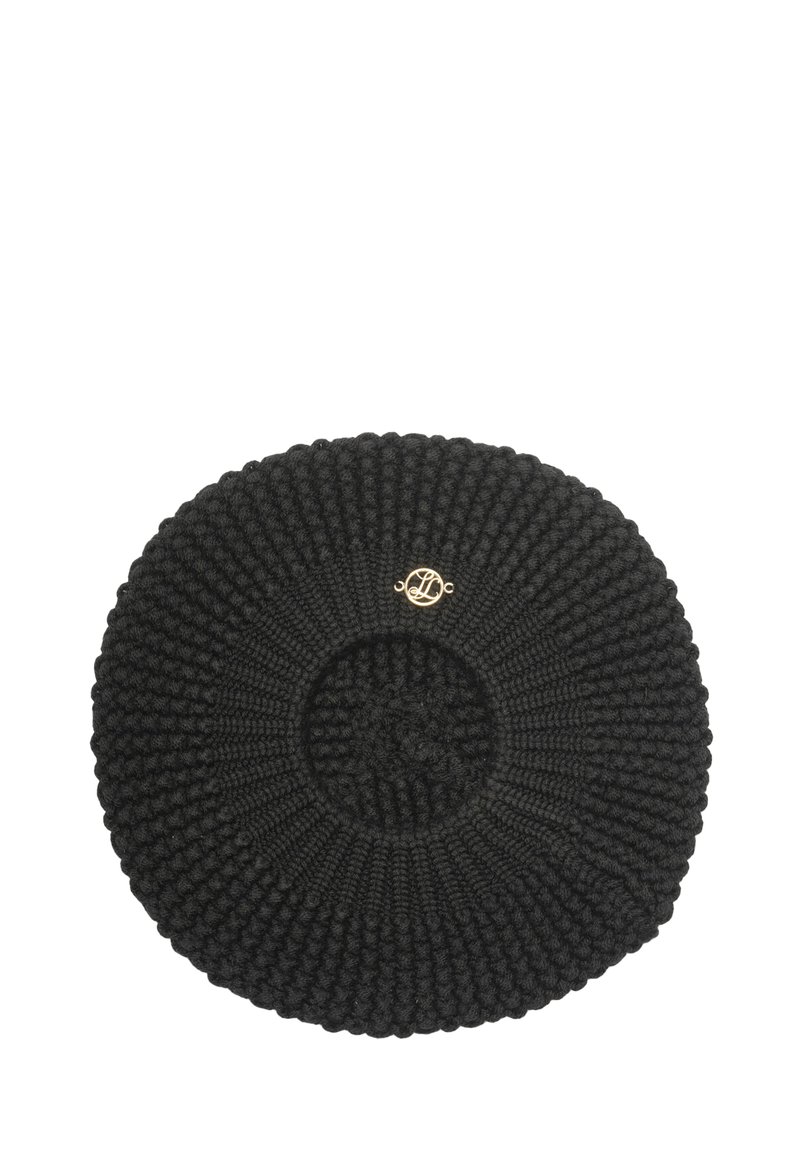 Crni pleteni beret s kružnim oblikom, koji ima teksturirane udubine i mali zlatni akcent s logotipom u središtu.