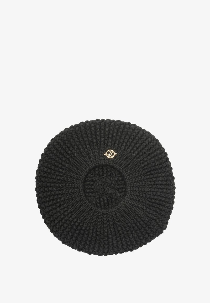 Črna pletena bereta s krožno obliko, ki ima teksturirane rebraste vzorce in majhen zlat akcentni logotip na sredini.