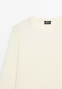 Cremefarbener Pullover mit langen Ärmeln, hergestellt aus 100 % Kaschmir, mit einem runden Halsausschnitt und einem weichen, strukturierten Stoff.