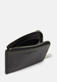 Czarny skórzany portfel z zamknięciem na zamek, z dwoma przegrodami i wytłoczonym logo. Gładka faktura i metalowy suwak w kolorze srebrnym.