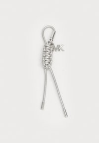 Porte-clés en argent avec un design tressé. Présente une boucle, deux brins métalliques et un charme "MK" attaché. Texture lisse avec une finition brillante.