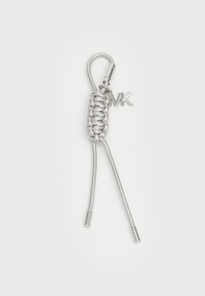 Sølv nøkkelring med et flette-design. Har en løkke, to metalltråder, og en «MK» charm festet. Glatt tekstur med blank finish.