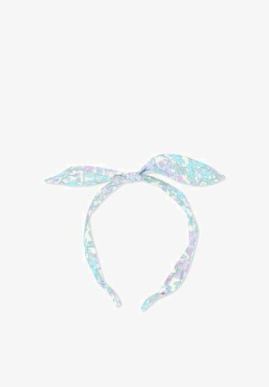 Opaska na głowę z tkaniny w jasnoniebieskie i lawendowe kwiaty, zawiązana na kokardę z dwoma długimi, spiczastymi końcami na białym tle.