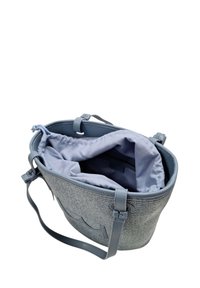 Borsa a tracolla grigia intrecciata con rifiniture in pelle liscia. Presenta una tracolla regolabile e una chiusura a cordoncino, foderata con un tessuto azzurro chiaro.