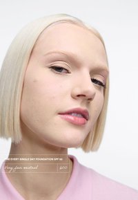 Lett foundationflaske merket "The Every Single Day Foundation SPF 50," nyanse "Very Fair Neutral," med en glatt tekstur og med ren typografi.