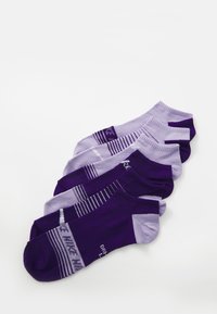 Fire par med ankelsokker i vekslende lilla og lavendel med stripemønster, stablet på en hvit bakgrunn.