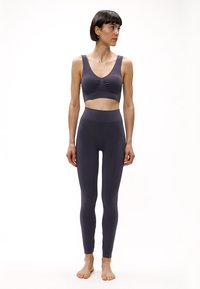 Γκρι σετ αθλητικών ρούχων με κοντό τοπ με πιέτες και κολάν με ψηλή μέση. Ομαλό, ελαστικό ύφασμα με ελάχιστες ραφές.