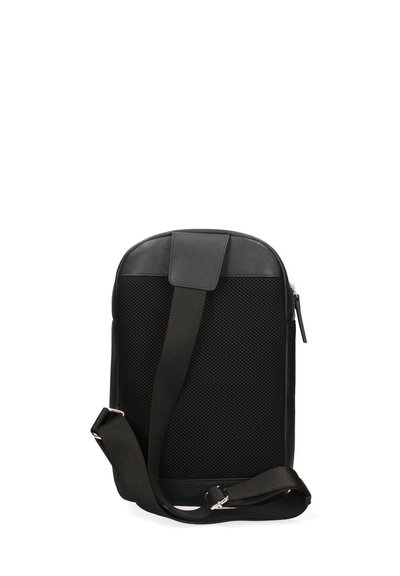 Borsa messaggera nera con schienale in rete testurizzata, parte superiore in pelle liscia e tracolla regolabile. Dotata di chiusura con zip e hardware minimale.