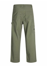 Pantalons cargo vert olive avec une coupe droite, plusieurs poches et une texture similaire au coton. Dispose d'une taille avec passants de ceinture.
