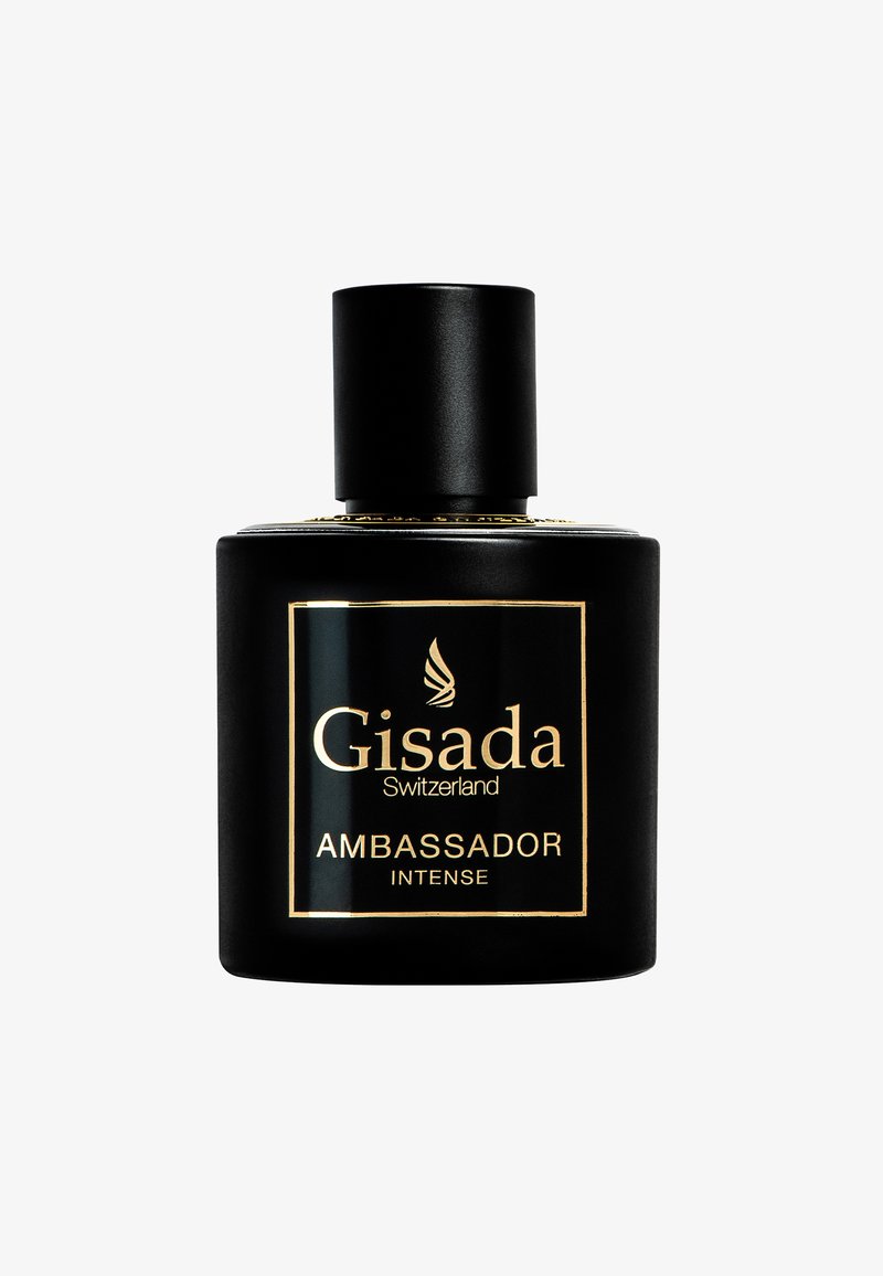 Czarna prostokątna butelka o matowym wykończeniu, złota etykieta i zaokrąglona zakrętka. Etykieta głosi "Gisada Switzerland Ambassador Intense" elegancką czcionką.