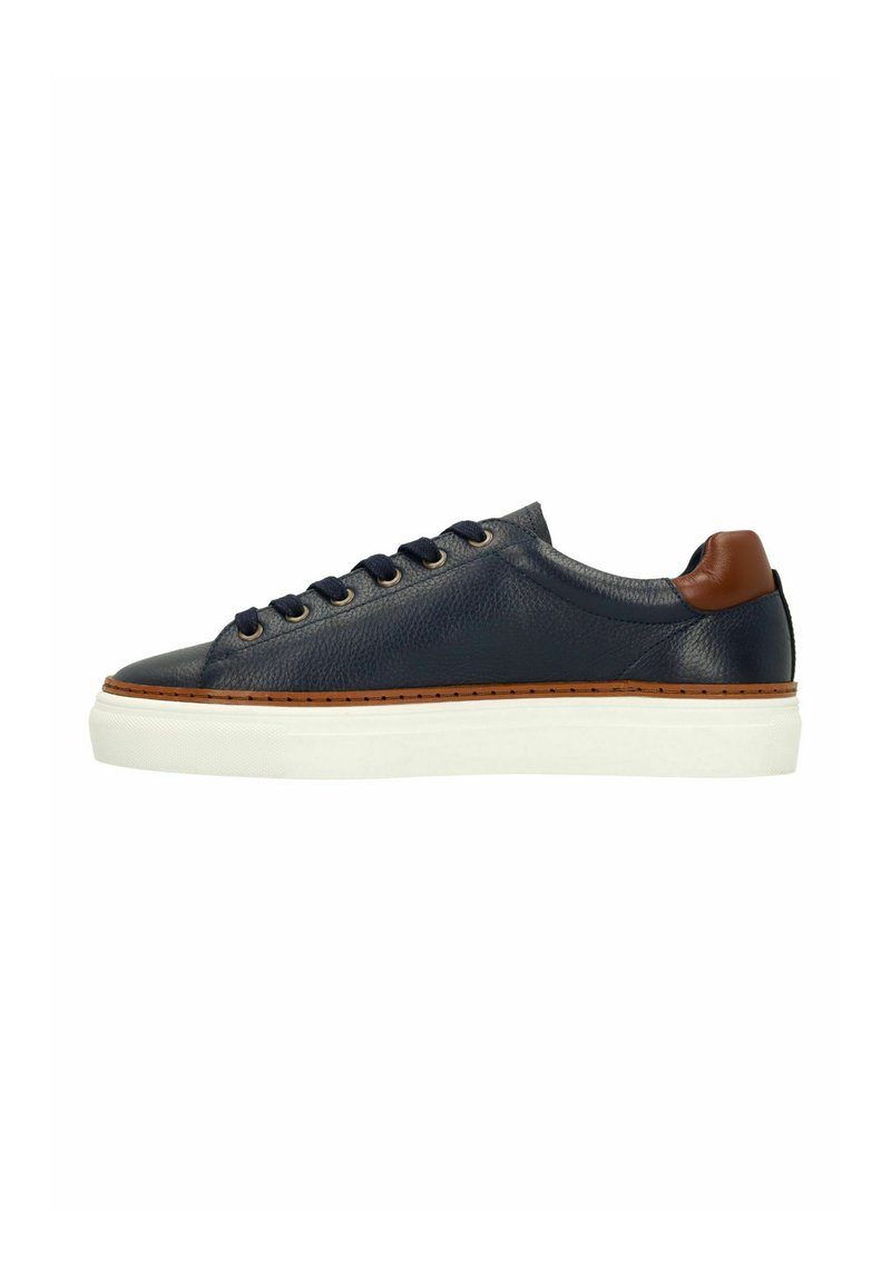 Marineblauwe leren sneaker met een bruine hieltab, zwarte veters en een witte rubberen zool met bruine afwerkingsdetails aan de zijkant.