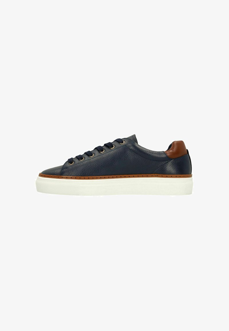 Marineblauwe leren sneaker met een bruine hieltab, zwarte veters en een witte rubberen zool met bruine afwerkingsdetails aan de zijkant.