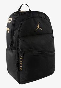 Rucsac negru cu logo-ul auriu "Jordan", material texturat, compartimente cu fermoare duble și un mâner de sus pentru o transportare ușoară.