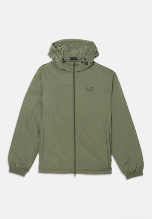 Olivovo zelená bunda s kapucňou vyrobená z ľahkej tkaniny, s predným zipsom, elastickými manžetami, kapucňou so sťahovacou šnúrkou a diskrétnym logom.