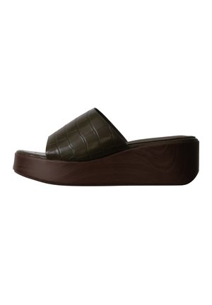 Sandale plateforme avec semelle imitation bois brun foncé et large bride texturée vert olive sur le dessus.