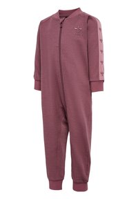 Mono de cremallera burdeos con mangas largas, puños acanalados y acento de logo. Tejido suave y texturizado con un acabado liso.