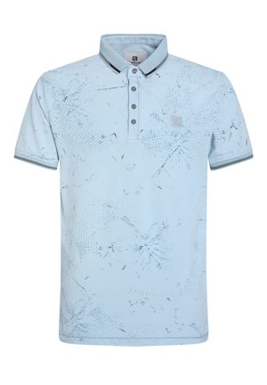 Camisa polo de color azul claro con un patrón texturizado, tres botones y un cuello. Incluye detalles en negro en el cuello y las mangas.
