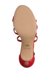 Rote High-Heel-Sandalette mit einem glatten Lederoberteil, dünnen Knöchelriemen, einer runden Zehe und einer strukturierten beigen Gummisohle. Mit dezentem Branding.