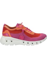 Sneaker con suede rosa e arancione, pannelli in mesh e una spessa suola in gomma bianca con ritagli per flessibilità. I lacci sono rosa.