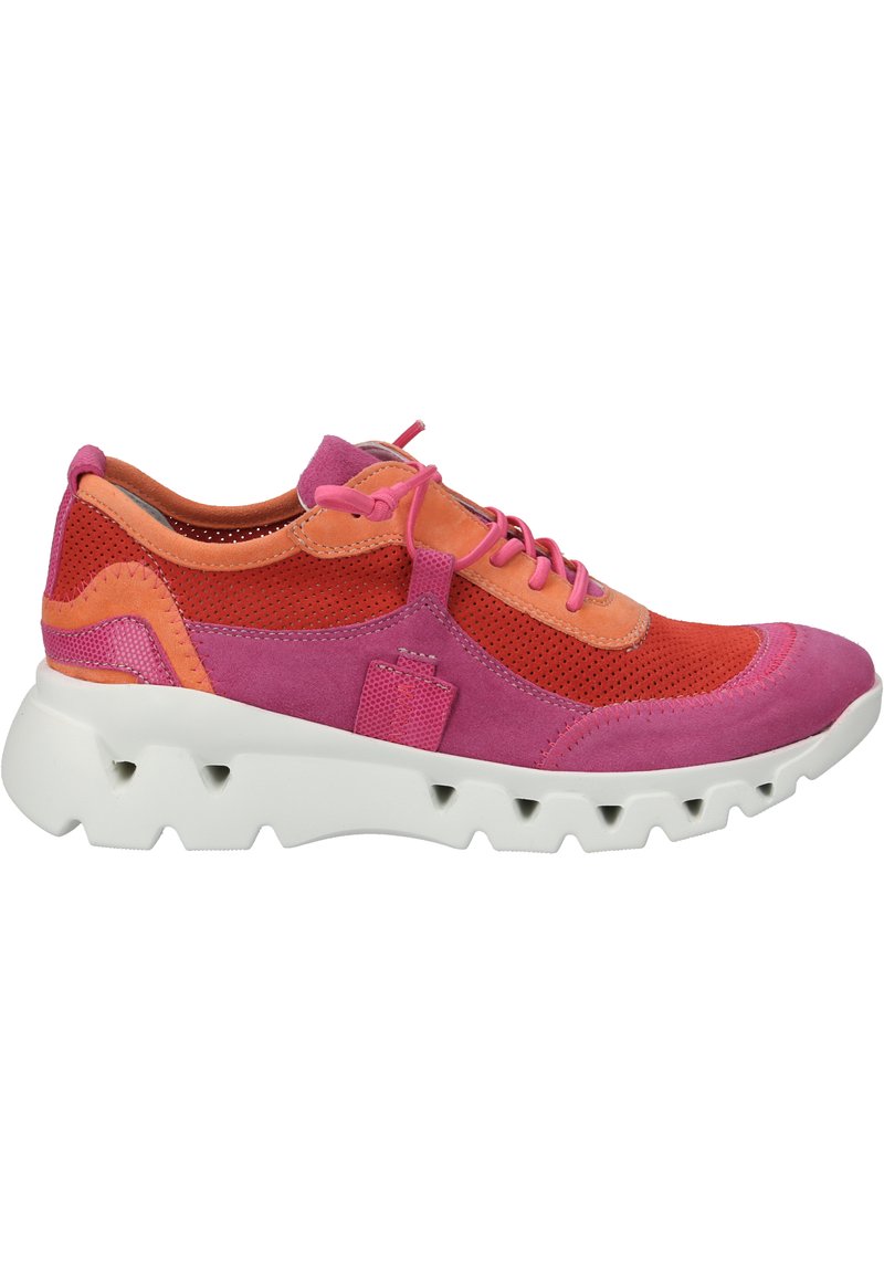 Sneaker con suede rosa e arancione, pannelli in mesh e una spessa suola in gomma bianca con ritagli per flessibilità. I lacci sono rosa.