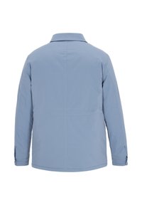 Jasnoniebieska kurtka widoczna z tyłu, z kołnierzem, długimi rękawami i zapiętymi mankietami. Posiada gładką teksturę i proste linie wzornicze.