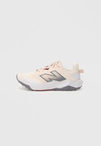 Baskets de sport beige clair avec semelle grise, logo "N" gris foncé et accents bordeaux, vues de côté gauche sur un fond blanc.