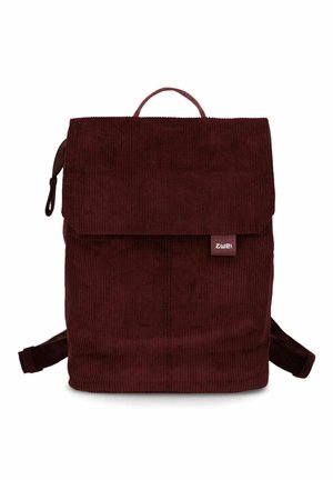 Sac à dos carré en velours côtelé rouge foncé avec fermeture à rabat, poignée supérieure, bretelles réglables et une petite étiquette nommée "zwei" à l'avant.