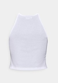 Top cropped branco com decote halter, feito de algodão canelado. Apresenta um design ajustado com um decote arredondado e uma bainha plana e cosida.