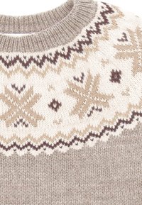 Jersey de punto en marrón claro y crema, con un patrón de copo de nieve y un diseño en zigzag en el yugo, con cuello y dobladillo acanalados.