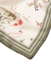 Foulard en soie avec des motifs floraux et d'insectes dans des tons d'orange, de vert et de rose. Fini avec une bordure unie vert olive et des accents rayés.