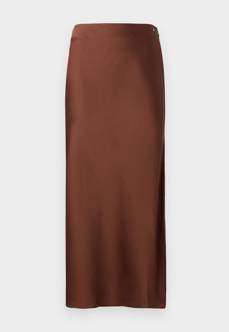 Jupe maxi en satin marron avec une texture lisse, dotée d'une fente sur le côté et d'un accent argenté à la taille. Design simple et ajusté.